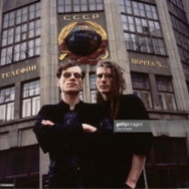 Colin Angus (left) and Will Sinnott (1960 - 1991) of dance/rock crossover pioneers The Shamen, outside a post office in Moscow, circa 1989. (Photo by Glyn Howells/Hulton Archive/Getty Images)